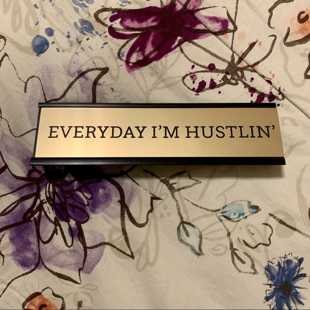 💛 Everyday I’m Hustlin’ Desk Sign